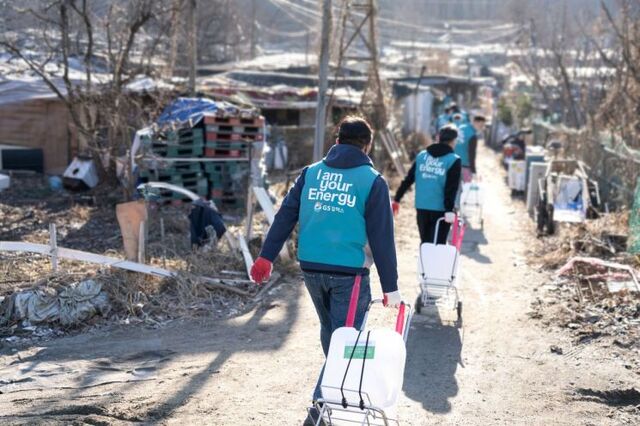 ▲ 지난 18일 GS칼텍스 임직원들이 구룡망을에서 난방유를 배달하고 있다. ⓒGS칼텍스 제공