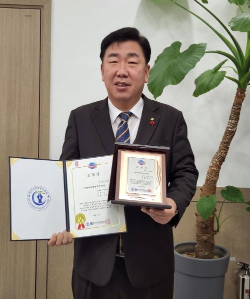 ▲ 이범석 청주시장이 한국신문방송인협회의 대한민국 사회발전 대상에서 2년 연속 수상했다.ⓒ청주시