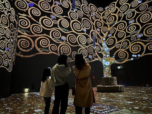 ▲ '구스타프 클림트, 골드 인 모션' 전시 전경.ⓒ티모넷