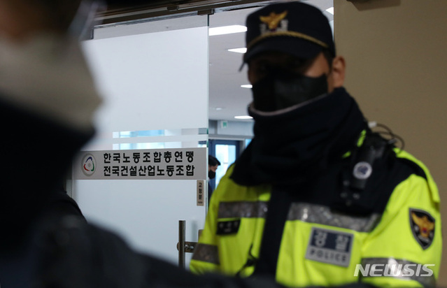 서울경찰청 강력범죄수사대는 19일 한국노총, 민주노총 8개 사무실과 자택 등 총 16곳에 대해 압수수색을 벌였다. ⓒ뉴시스