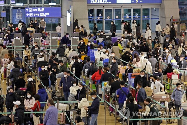 ▲ 19일 인천국제공항 제1여객터미널이 인파로 붐비고 있다.ⓒ연합뉴스