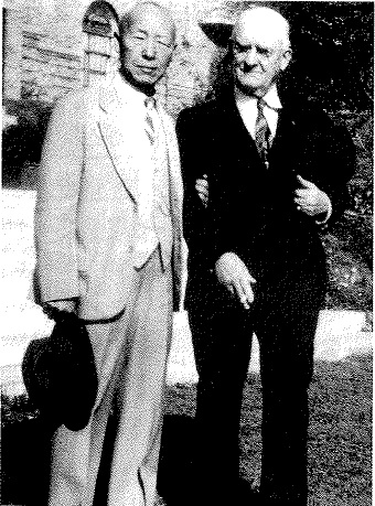 ▲ 1941년 이승만이 팔을 낀 평생친구 보스윅. 1920년 이승만의 중국 밀항선을 주선해준 하와이 사업가.(오른쪽)ⓒ연세대이승만연구원