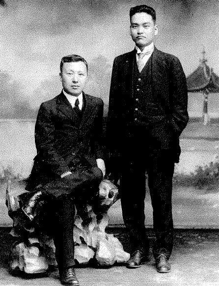 ▲ 임정대통령 이승만과 임정 외무장관대리 신익희. 1921년 상하이에서.(오른쪽)