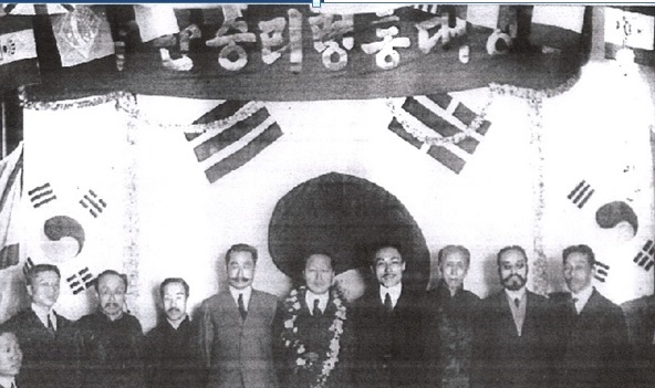 ▲ 1920년12월28일 이승만 임정 대통령의 상하이 부임 환영식. 가운데 화환을 건 이승만 대통령. 오른쪽에 안창호. 왼쪽에 이동휘 국무총리. ⓒ연세대이승만연구원