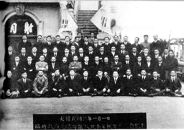 ▲ 상하이 임시정부 요인들 59명이 1921년 1월1일 이승만대통령과 신년축하식후 기념 촬영.ⓒ연세대이승만연구원