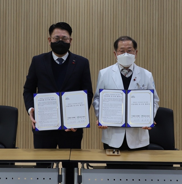 ▲ 정석완 충남개발공사장(좌)이 지난 17일 서산의료원에서 김영완 서산의료원장과 신관 증축사업 위수탁협약을 하고 있다.ⓒ충남개발공사