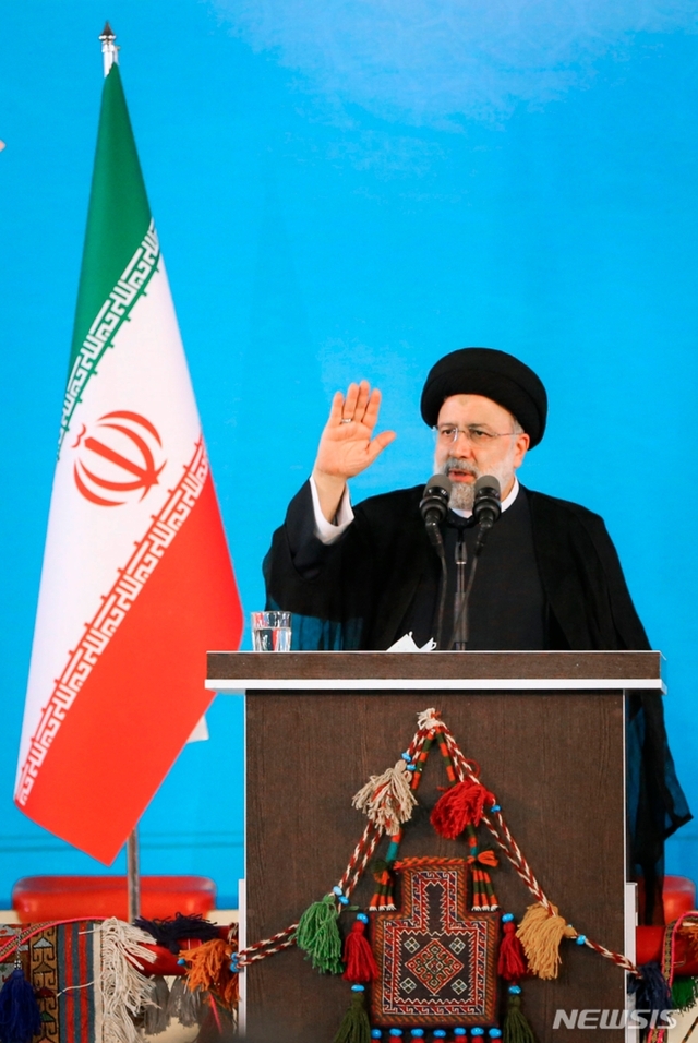 ▲ 에브라힘 라이시 이란 대통령이 2022년 6월 9일(현지시간) 샤흐레코르드에서 연설하고 있다. 국제원자력기구(IAEA)가 이란 내 지하에서 미신고된 핵시설을 운영하고 있다며 규탄 결의안을 채택한 지 하루 만에 라이시 대통령은 자국 내 주요 핵시설에 설치된 감시 카메라 운영을 모두 중단한다고 단호하게 맞섰다. 
ⓒAP=뉴시스