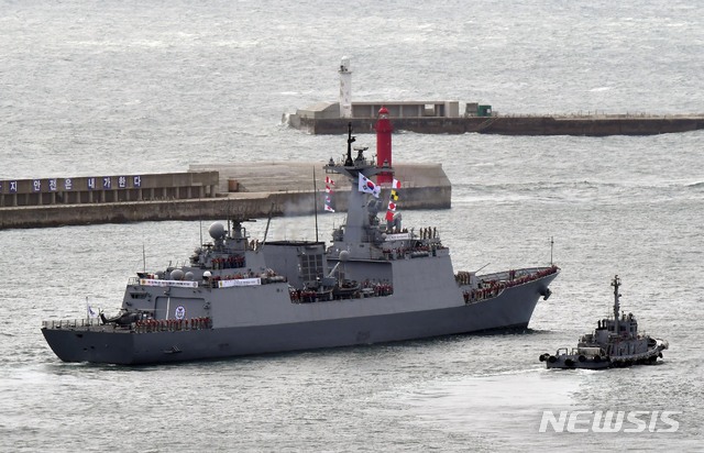 ▲ 국방부는 이란 혁명수비대가 한국 국적 화학물질운반선 '한국케미호'(9797t)를 나포한 것과 관련, 청해부대 33진 '최영함'(DDH-Ⅱ·4400t급)을 호르무즈 해협 인근으로 이동시켰다고 2021년 1월 5일 공식 발표했다. 사진은 지난해 9월 24일 부산 남구 해군작전사령부 부산작전기지에서 파병길에 오르는 최영함의 모습. 
ⓒ뉴시스