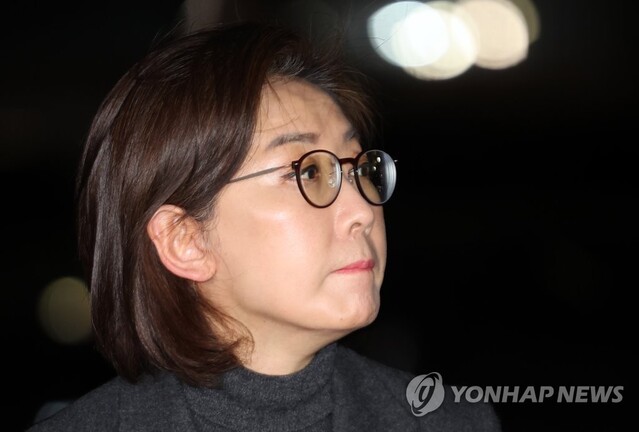 ▲ 국민의힘 3·8 전당대회 출마를 고심 중인 나경원 전 의원이 19일 서울 자택으로 들어서며 취재진의 질문을 받고 있다 ⓒ연합뉴스