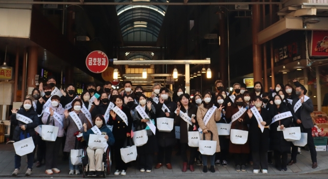 ▲ 대구시행복진흥원은 설 명절을 앞둔 19일 달서구 상인동에 위치한 대동시장에서 전통시장 장보기 행사를 가졌다.ⓒ대구시행복진흥원