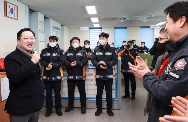 ▲ 이장우 대전시장이 21일 대전 서부보방서에서 비상근무 중인 소방관들을 격려하고 있다.ⓒ대전시