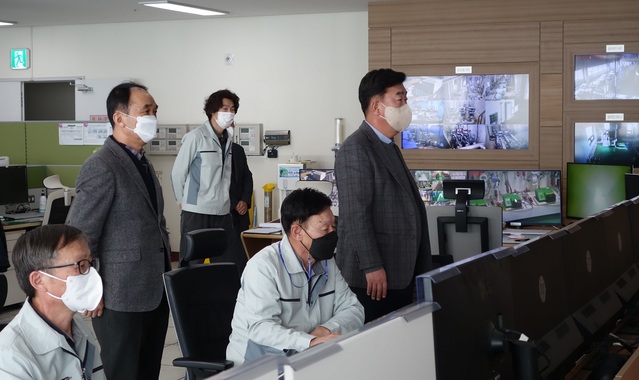 ▲ 이범석 청주시장이 21일 청주시상수도사업소를 방문, 상황실에서 비상근무상황을 점검하고 있다.ⓒ청주시