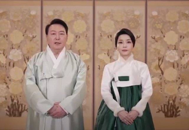 ▲ 윤석열 대통령과 김검희 여사가 설 명절 대국민 인사를 전하고 있다.ⓒ대통령실 제공 설 인사 영상 캡쳐