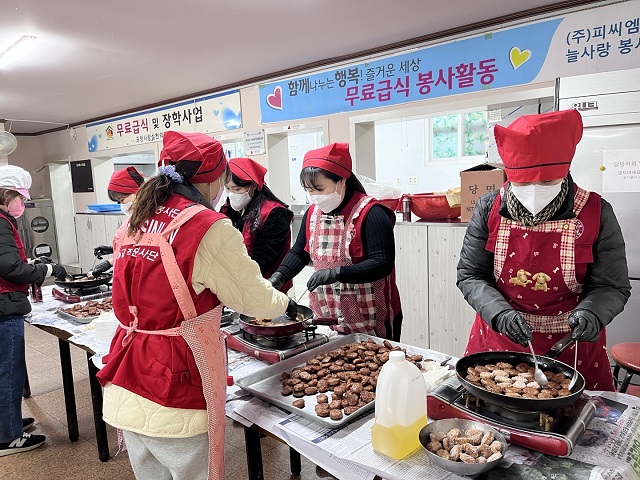 ▲ 선린대 대학혁신지원단은 지난 19일 설 명절을 맞아 소외계층을 위해 포항사랑실천의집을 찾아 ‘행복 도시락 나눔’ 봉사활동을 펼쳤다.ⓒ선린대