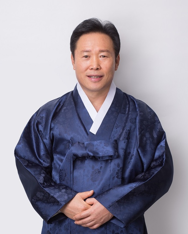 ▲ 황영호 충북도의장이 2023년 새해를 맞아 한복을 입고 도민들에게 인사를 하고 있다.ⓒ충북도의회