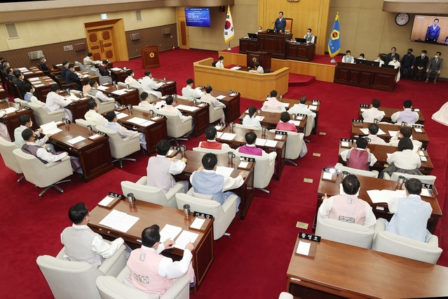 ▲ 지난 12일 제406회 충북도의회 임시회 제1차 본회의에서 황영호 의장을 비롯해 도의원들이 한복을 입고 입장해 눈길을 끌었다. 의원들이 한복을 입고 본회의장에 입장한 것은 설을 앞두고 있고 한복 업계의 홍보와 발전을 돕기 위해서다.ⓒ충북도의회