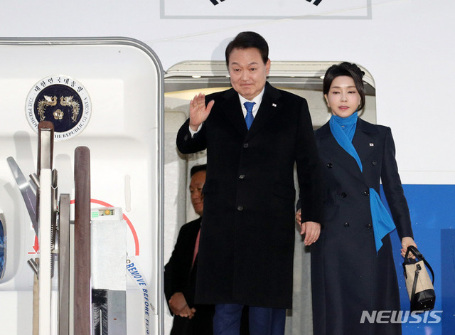 ▲ 아랍에미리트(UAE)·스위스 순방을 마친 윤석열 대통령과 부인 김건희 여사가 21일 경기도 성남 서울공항에 도착하고 있다. ⓒ뉴시스
