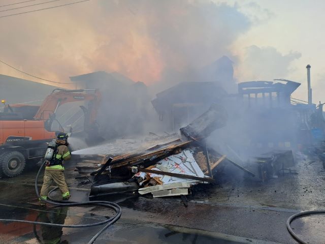 ▲ 23일 오후 2시34분쯤 충주 중앙탑면 중앙탑공원 인근 음식점 건물에서 화재가 발생해 소방당국이 화재를 진압한 뒤 잔불을 정리하고 있다.ⓒ충북소방본부