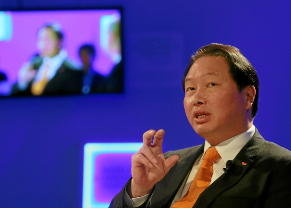 ▲ 최태원 SK 회장이 지난 이달 진행된 다보스포럼 '임팩트 투자' 세션에서 사회적기업 활성화를 위한 SK식 전략과 비전을 설명하고 있다. ⓒSK