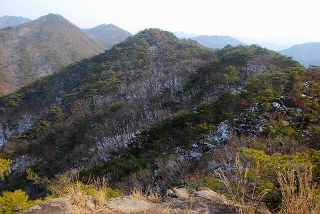 ▲ 아가봉을 오르는 암릉에서 바라본 옥녀봉.ⓒ진경수 山 애호가