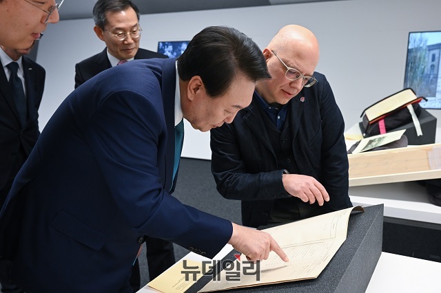 ▲ 윤석열 대통령이 지난 19일(현지시각) 스위스 취리히 연방공과대학에서 열린 '양자 석학과의 대화'에 앞서 도서관을 방문, 아인슈타인의 학적부 등 사료 등을 살피고 있다.ⓒ대통령실 제공