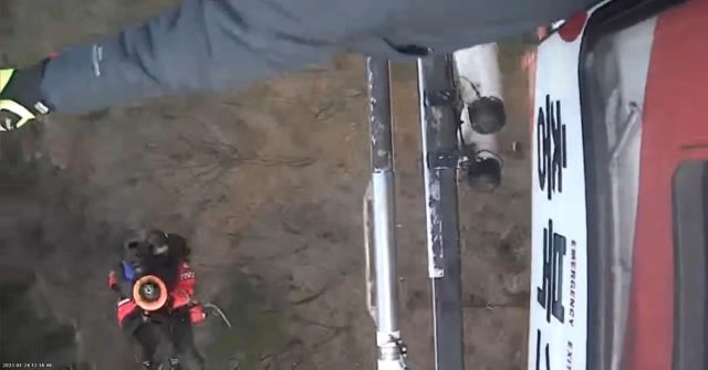 ▲ 충북 옥천군 장령산에서 24일 길을 잃은 여성 등산객이 소방헬기에 의해 구조되고 있다.ⓒ충북소방본부