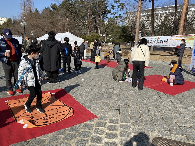 ▲ 설연휴 관광객들이 보문호반광장에서 야외행사를 즐기고 있다.ⓒ경북관광공사