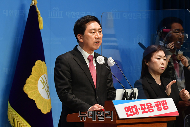 ▲ 당권 주자인 김기현 국민의힘 의원이 지난 19일 오전 국회 소통관에서 기자회견을 갖고 전당대회 관련 발언을 하고 있다.ⓒ이종현 기자