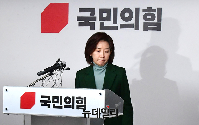 ▲ 나경원 국민의힘 전 의원이 25일 오전 서울 여의도 국민의힘 당사에서 당대표 불출마 선언을 하고 단상을 떠나고 있다.ⓒ 이종현 기자