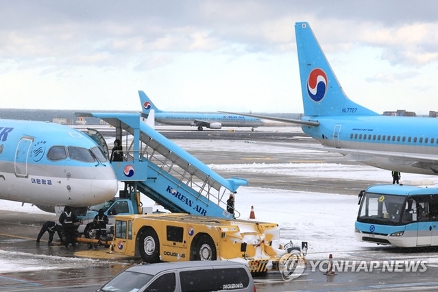 ▲ 지난 24일 강풍과 폭설로 제주 출도착 항공편이 전편 결항한 가운데 25일 오전 제주국제공항에서 항공기들이 분주히 승객을 실어나르고 있다. ⓒ연합뉴스
