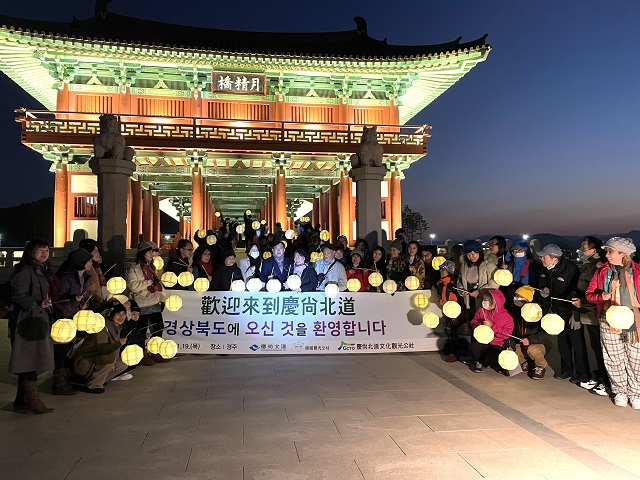 ▲ 대만 팸투어단이 경주 월정교에서 기념촬영을 하고 있다.ⓒ경북관광공사