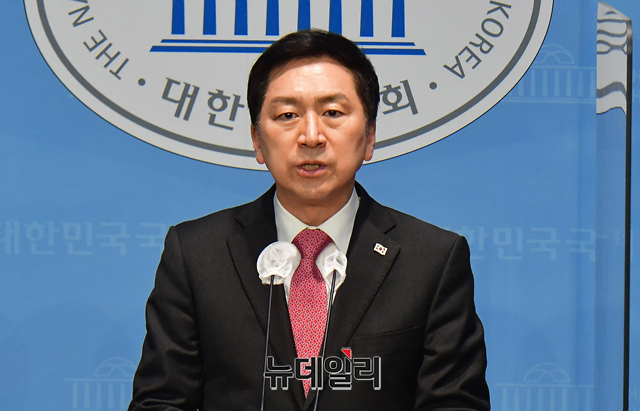 ▲ 당권 주자인 김기현 국민의힘 의원이 19일 오전 국회 소통관에서 기자회견을 갖고 전당대회 관련 발언을 하고 있다.ⓒ이종현