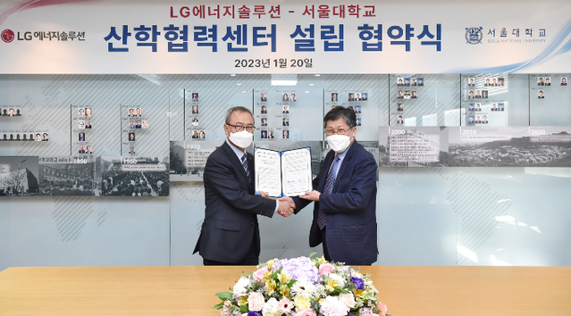 ▲ LG에너지솔루션이 서울대학교와 배터리 기술개발 및 인재 육성에 나선다. 사진은 산학협력센터 설립을 위한 업무협약을 체결한 후 사진 촬영을 하는 신영준 LG에너지솔루션 최고기술책임자(CTO)와 홍유석 서울대학교 공과대학장(왼쪽부터). ⓒLG에너지솔루션 제공