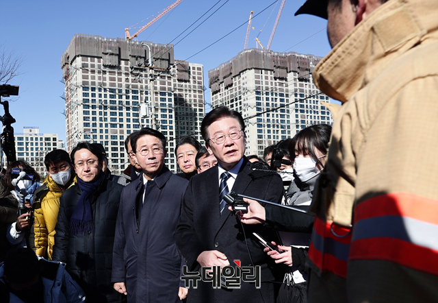 ▲ 이재명 더불어민주당 대표가 20일 오전 서울 강남구 구룡마을 화재현장을 찾아 소방의 브리핑을 듣고 있다. ⓒ이종현 기자