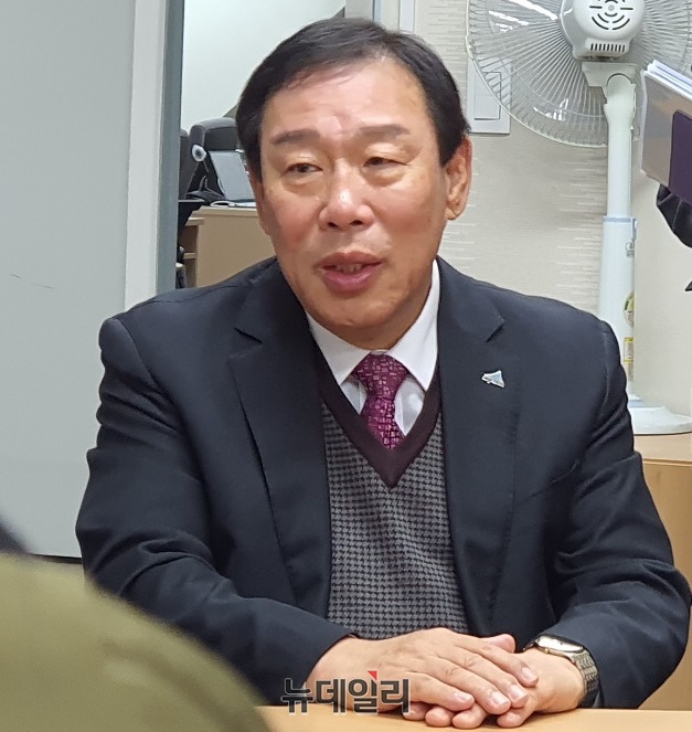 ▲ 최민호 세종시장이 25일 기자실을 찾아 아들에게 세뱃돈 대신 세배 글을 보낸 것에 대한 설명을 하고 있다.ⓒ이길표 기자