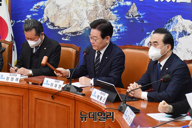 ▲ 이재명 더불어민주당 대표가 25일 오전 국회에서 열린 최고위원회의에서 의사진행을 하고 있다.ⓒ이종현 기자