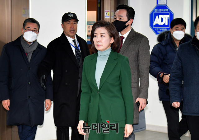 ▲ 나경원 국민의힘 전 의원이 25일 오전 서울 여의도 국민의힘 당사에서 열린 당대표 불출마 선언 기자회견을 위해 입장하고 있다. ⓒ이종현 기자