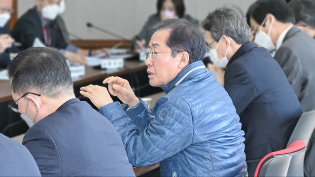 ▲ 홍준표 대구시장은 25일 설 이후 첫 간부회의에서 설 연휴 기간 동안 비상근무에 철저를 기한 소방본부 및 분야별 공무원의 노고를 격려하면서, 각 실·국에 연초 세운 계획을 신속히 구체화하고 현실화할 수 있도록 당부했다.ⓒ대구시