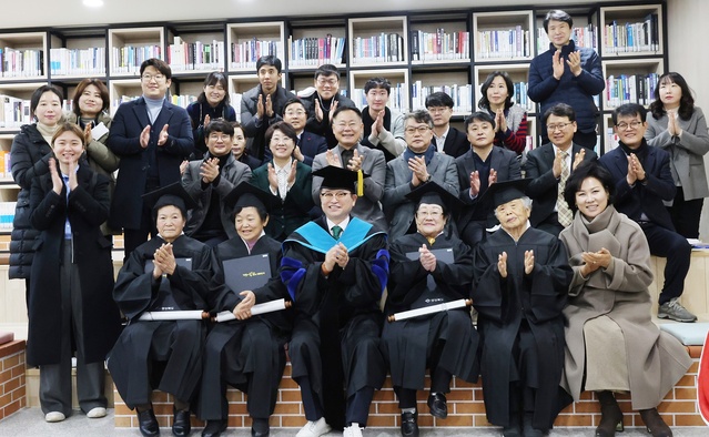 ▲ 학교에 다니지 못했던 칠곡할매글꼴 할머니와 40여 년 만에 교사로 돌아와 분필을 잡은 이철우 경북도지사의 ‘마지막 수업’이 잔잔한 감동을 자아냈다.ⓒ칠곡군