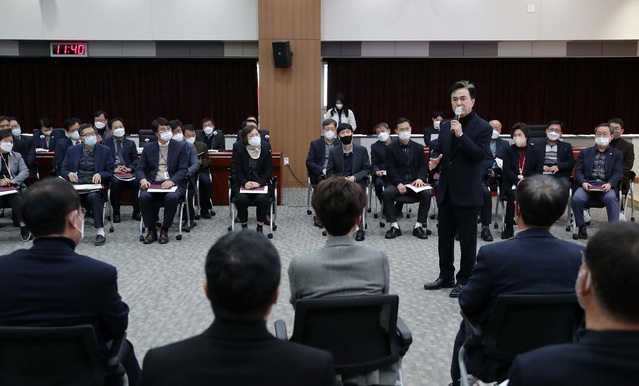 ▲ 김태흠 충남도지사가 25일 도청에서 열린 첫 과장간담회에서 법과 규정에 얽매이지 말고 적극적인 행정을 펼쳐 줄 것을 당부하고 있다.ⓒ충남도