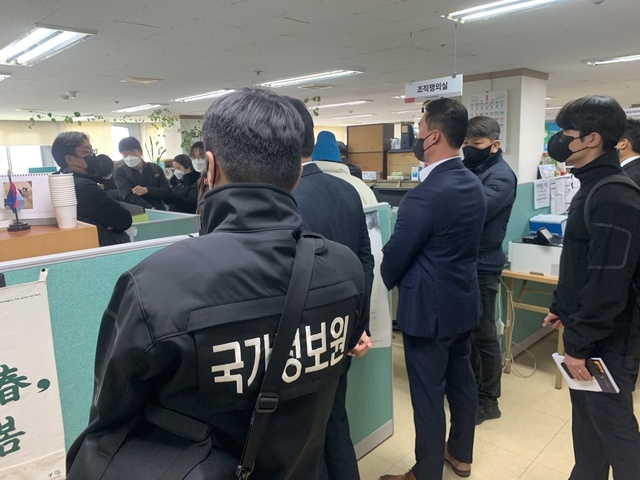 ▲ 국가정보원과 경찰이 18일 서울 중구 정동 전국민주노동조합총연맹(민노총) 본부 사무실을 압수수색하고 있다. ⓒ민노총 트위터 갈무리