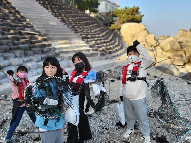 ▲ 국립청소년해양센터가 개최한 ‘둥근 세상 만들기 캠프’에 참가한 청소년들이 바다 정화 활동을 하고 있다.ⓒ국립청소년해양센터