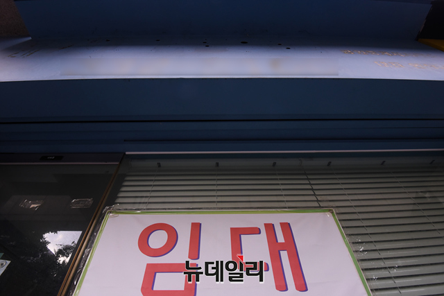 서울 마포구 홍대거리 일대에 폐업한 상점 출입구에 임대 안내문이 부착돼 있다.ⓒ뉴데일리DB