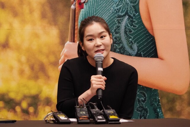 ▲ 26일 새 음반 '바버, 브루흐' 발매 기념 기자간담회에 참석한 바이올리니스트 에스더 유.ⓒ마스트미디어