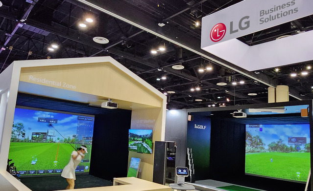 ▲ 美 올랜도에서 열리는 세계 최대 골프 전시회 ‘PGA 쇼(PGA Show) 2023’에 LG전자 전시관. 마치 고급 주택의 실내 공간을 연상시키는 레지덴셜 존에서 모델이 실내 골프를 즐기는 모습. ⓒLG전자