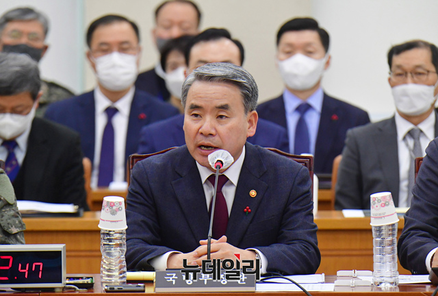 ▲ 이종섭 국방부 장관이 26일 국회에서 열린 국방위원회 전체회의 북한 무인기 침범에 대한 현안질의에 출석해 의원들의 질문에 답하고 있다. ⓒ이종현 기자