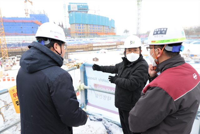 ▲ 김헌동 SH공사 사장(가운데)이 고덕강일2단지 건설현장을 방문해 건설사 관계자들과 소통하고 있다. ⓒ서울주택도시공사