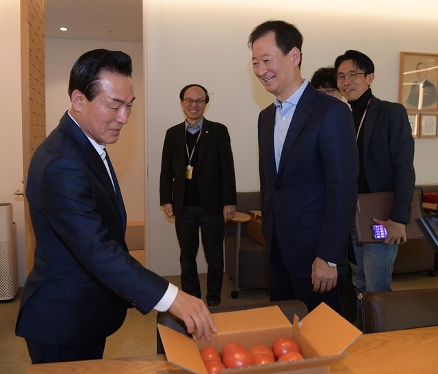 ▲ 백성현 논산시장(왼쪽)이 최근 CJ제일제당을 방문해 지역 농특산품을 소개하고 있다.ⓒ논산시