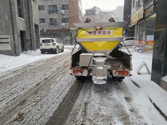 ▲ 천안시 제설차량이 23일 새벽부터 제설작업을 하고 있다.ⓒ천안시