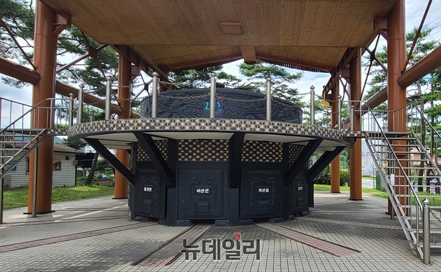 ▲ 충북 괴산군이 2009년 9월에 군민 성금 등 5억원을 들여 만든 가마솥이 지자체의 대표적인 실패작품으로 불리고 있다. 괴산군청 인근에 설치된 초대형 가마솥. ⓒ뉴데일리 D/B